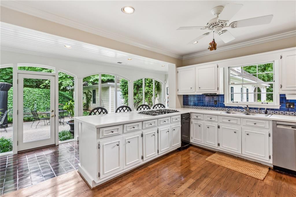 536 Manor Ridge Drive NW