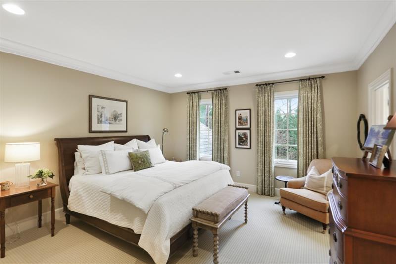 919 Buckingham Circle NW