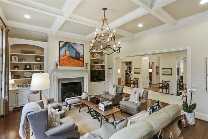 919 Buckingham Circle NW