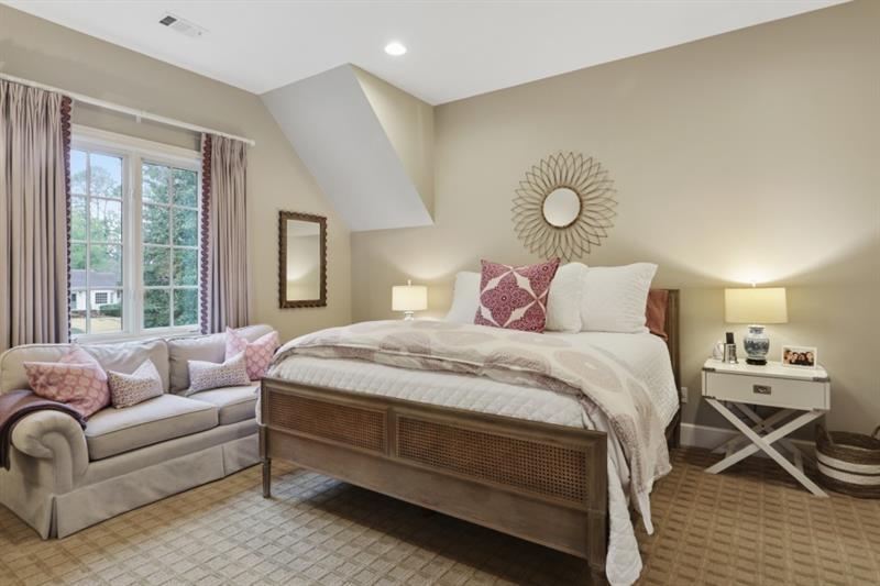 919 Buckingham Circle NW