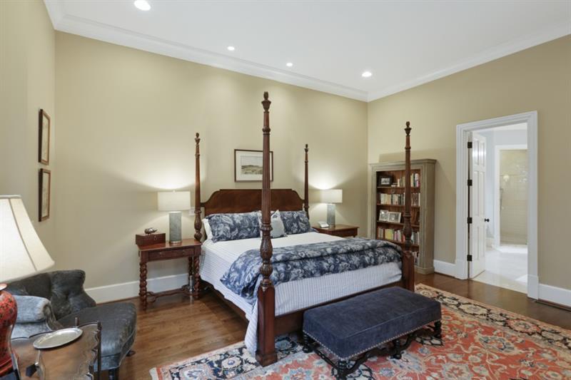 919 Buckingham Circle NW