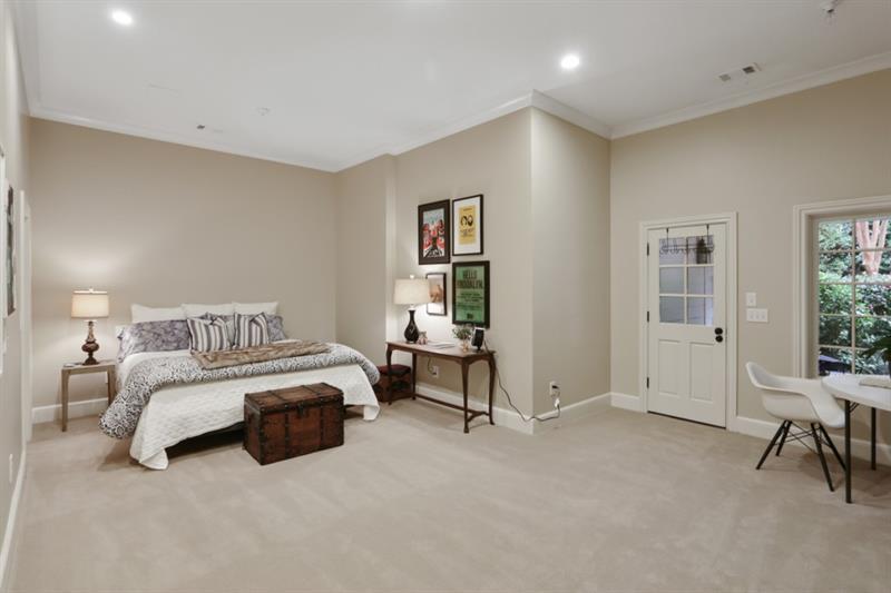 919 Buckingham Circle NW