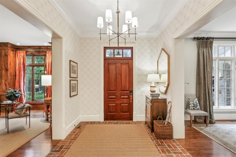 919 Buckingham Circle NW