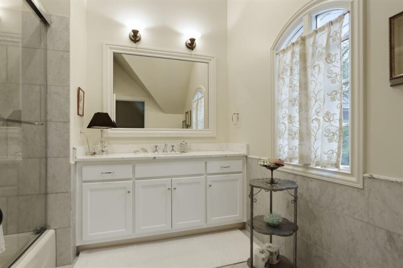 919 Buckingham Circle NW