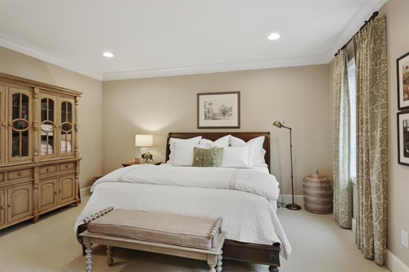 919 Buckingham Circle NW