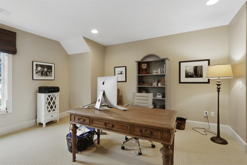 919 Buckingham Circle NW