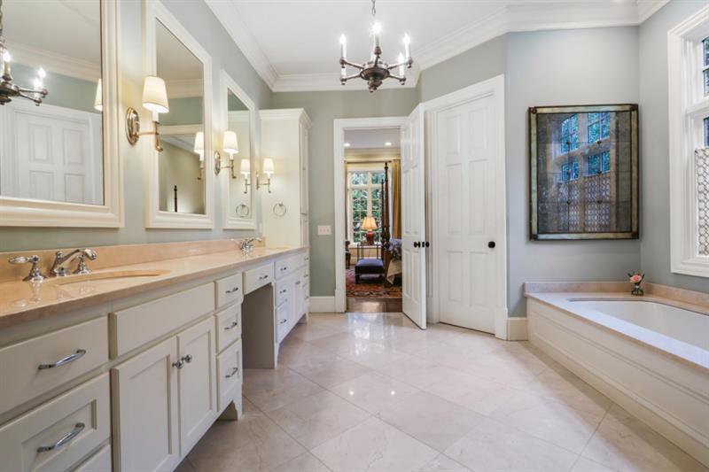 919 Buckingham Circle NW