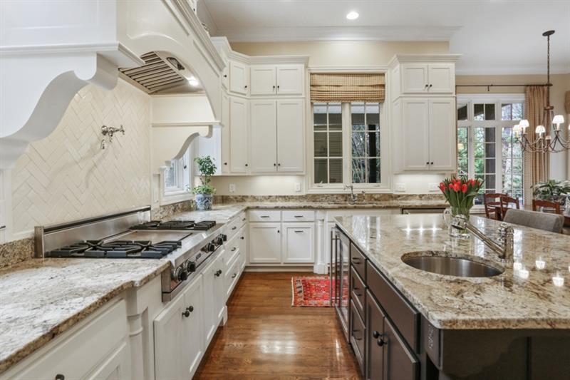 919 Buckingham Circle NW