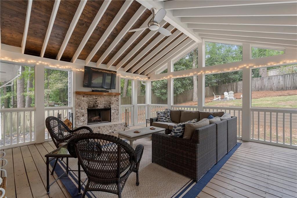 2876 Cravenridge Drive NE