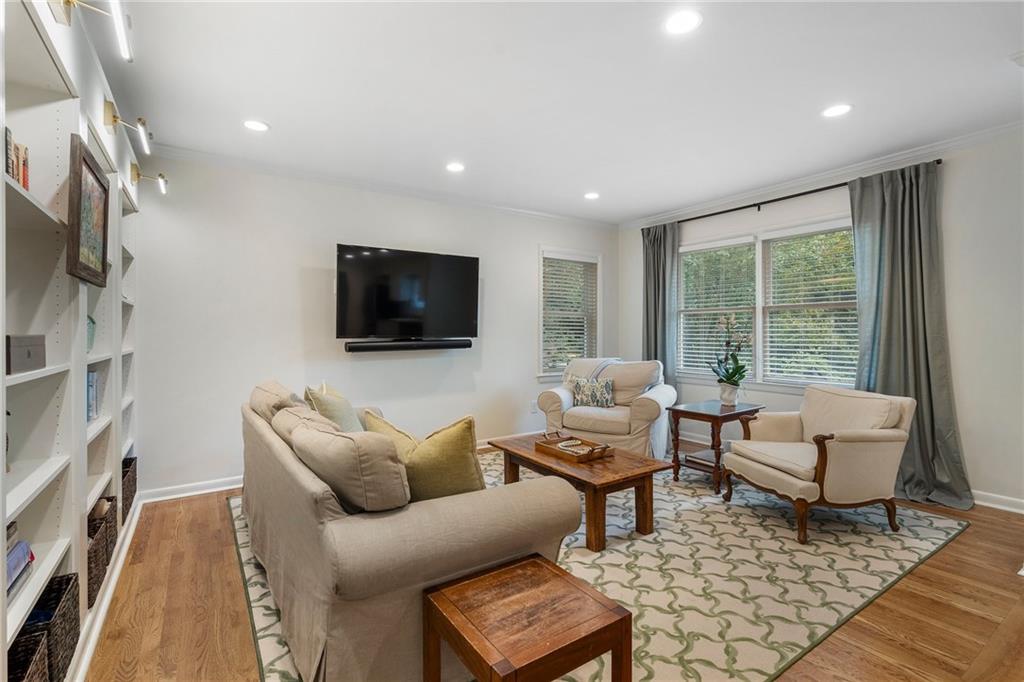 2876 Cravenridge Drive NE