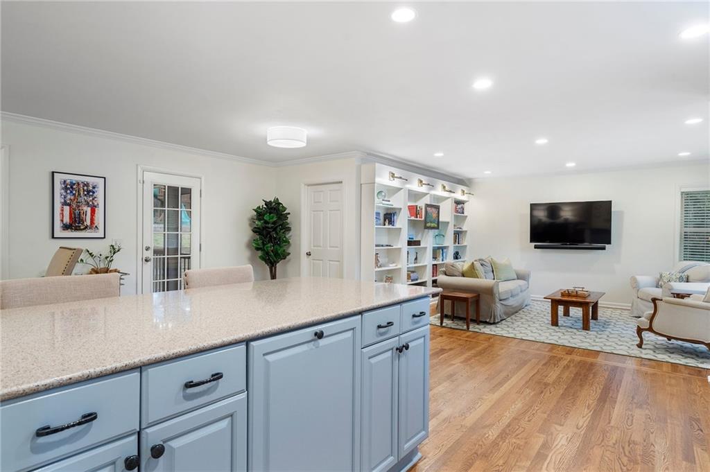 2876 Cravenridge Drive NE