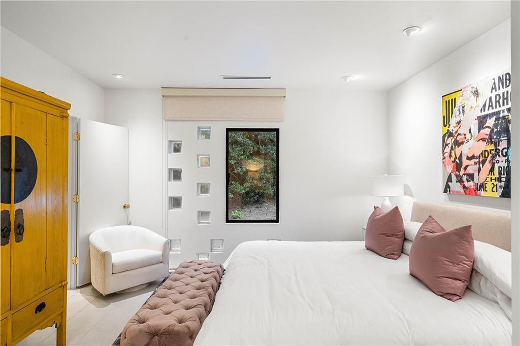 1028 Nawench Drive NW