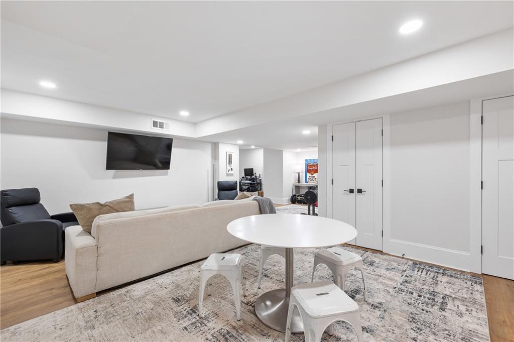 315 VICKERS Drive NE