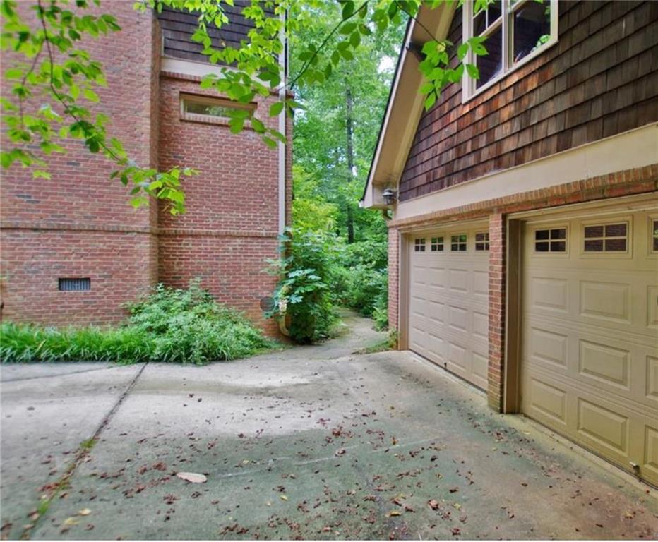 315 VICKERS Drive NE