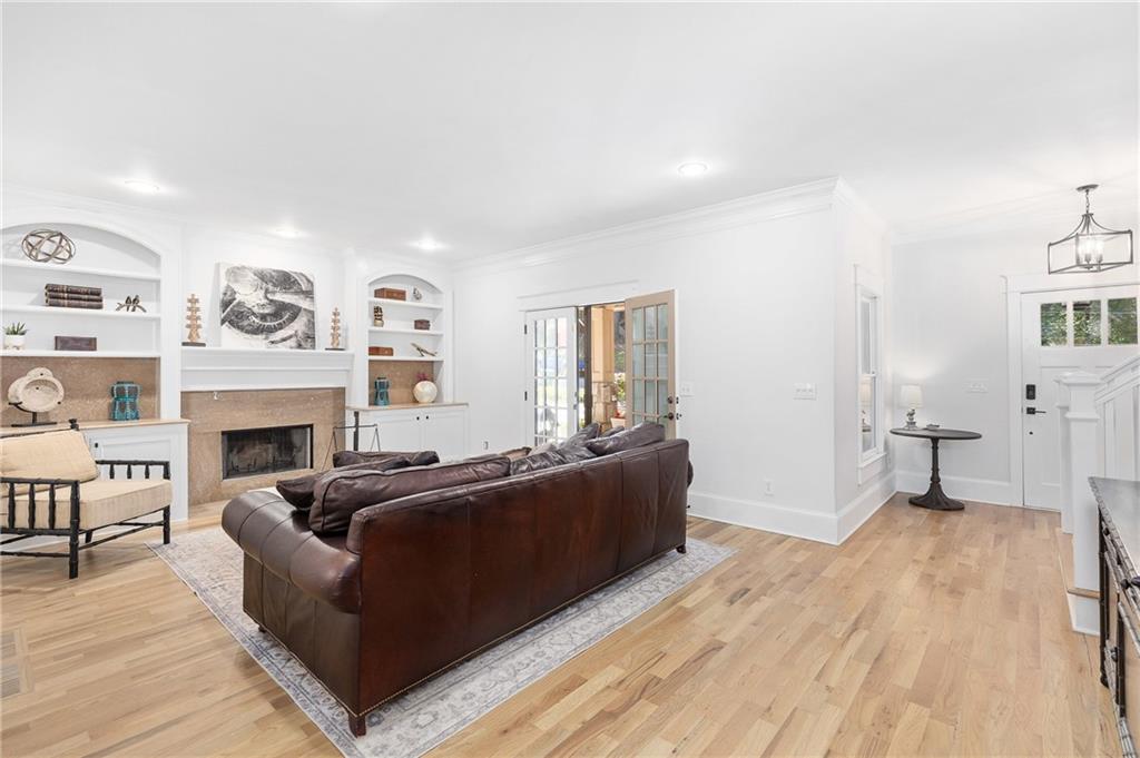 315 VICKERS Drive NE