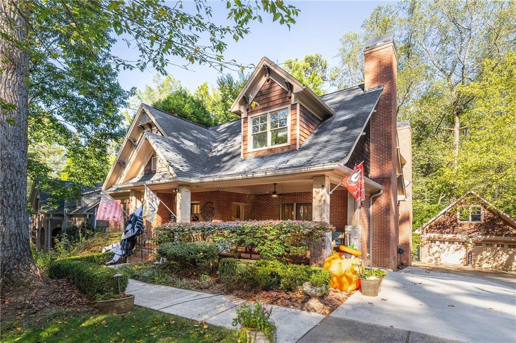 315 VICKERS Drive NE