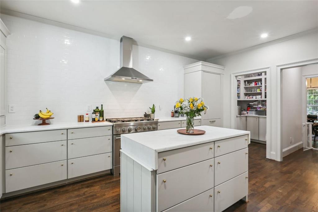 5684 River Oaks Place