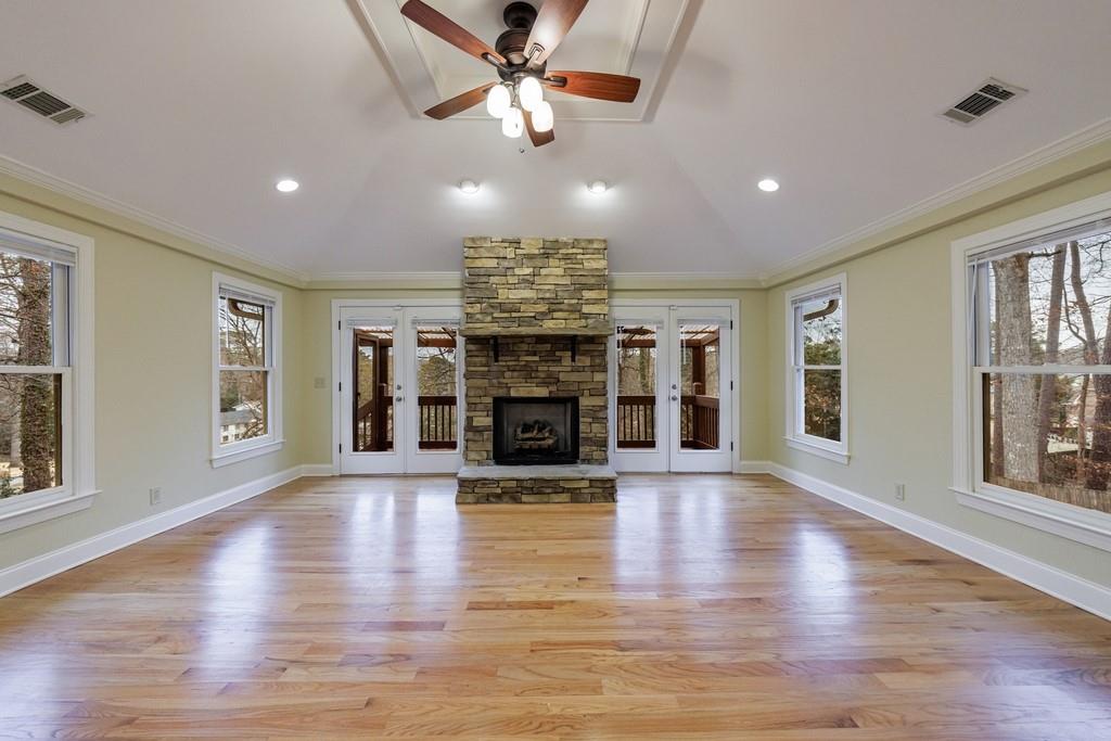 2180 Street Deville NE