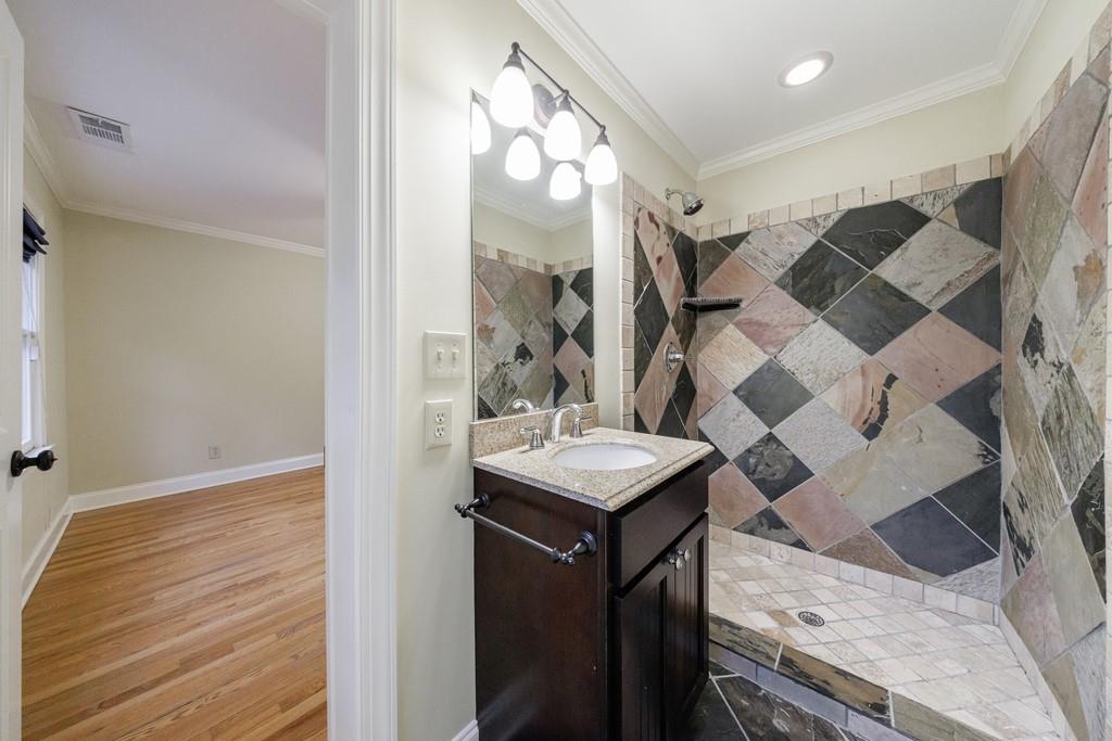 2180 Street Deville NE