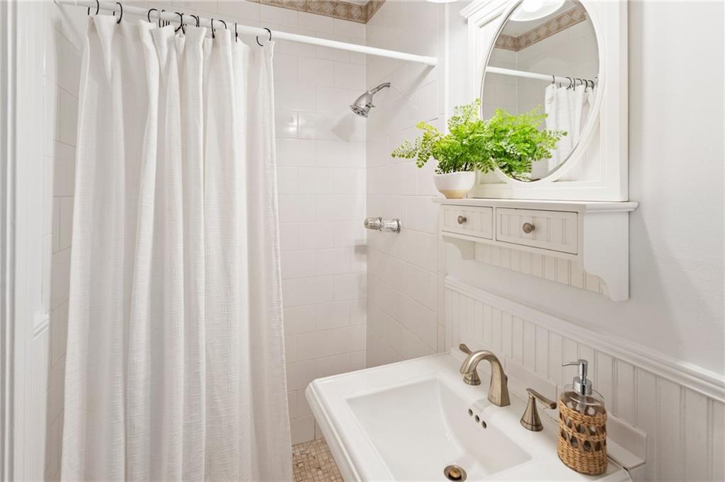 1044 Lindridge Drive NE