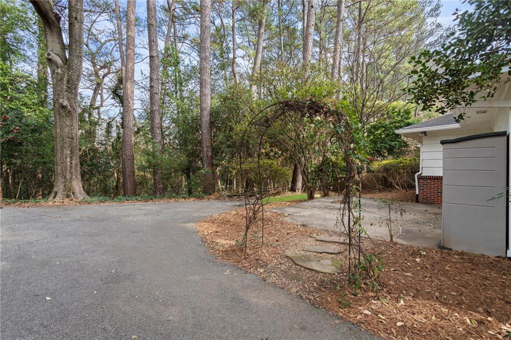 1044 Lindridge Drive NE