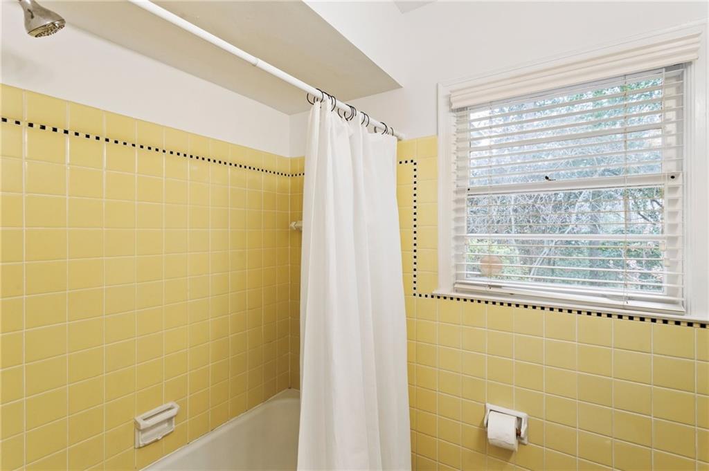 1044 Lindridge Drive NE