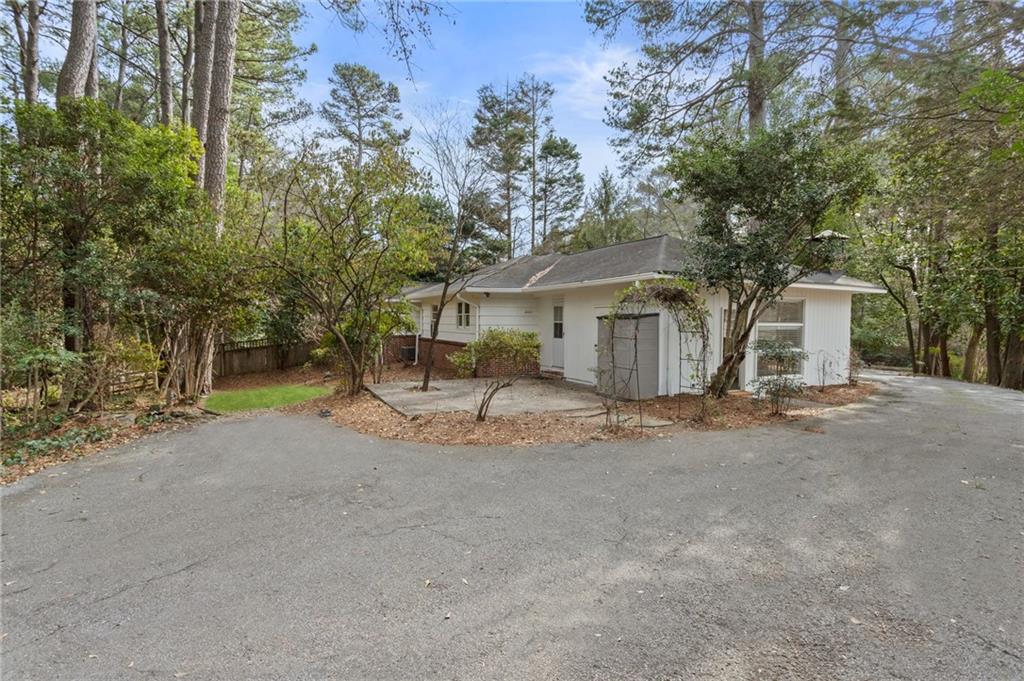 1044 Lindridge Drive NE