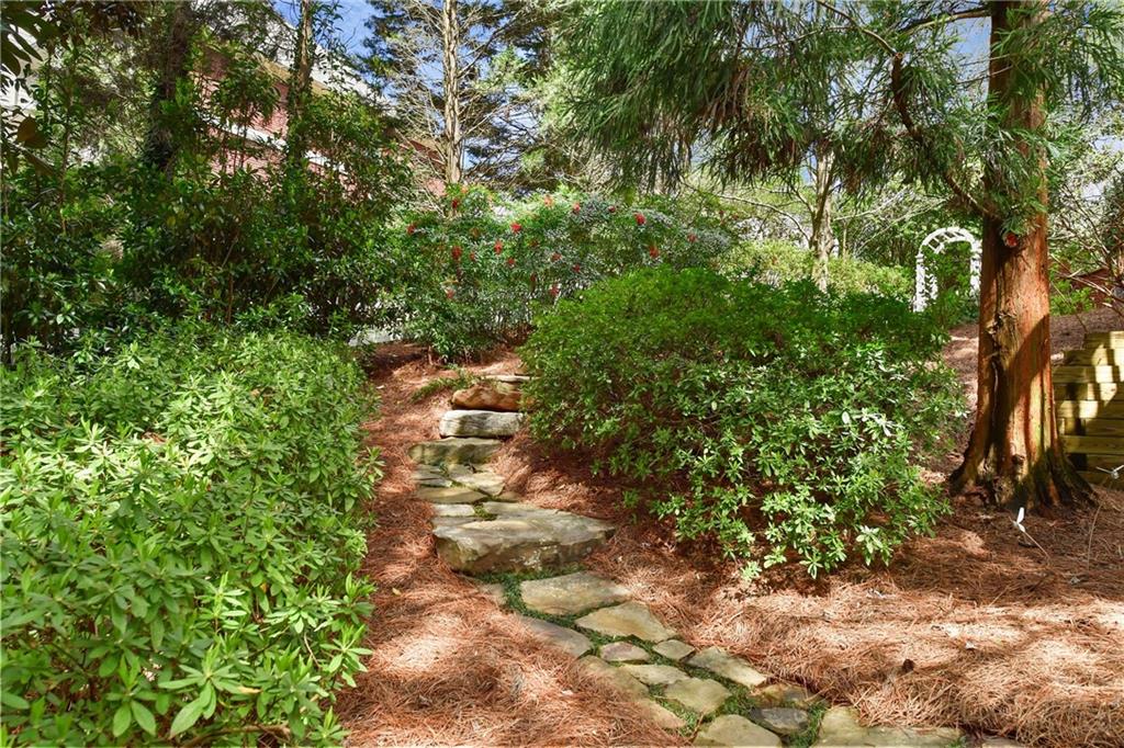 835 Springside Court NE