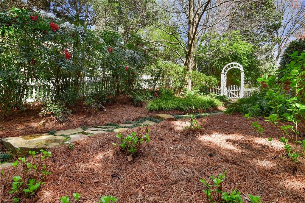 835 Springside Court NE