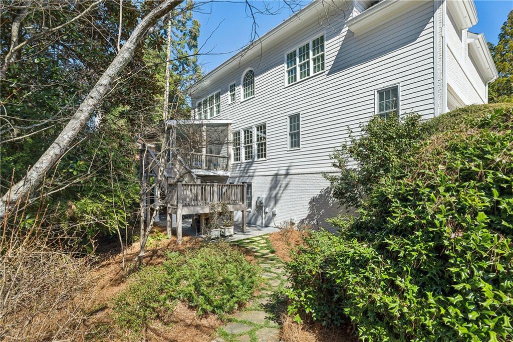 835 Springside Court NE