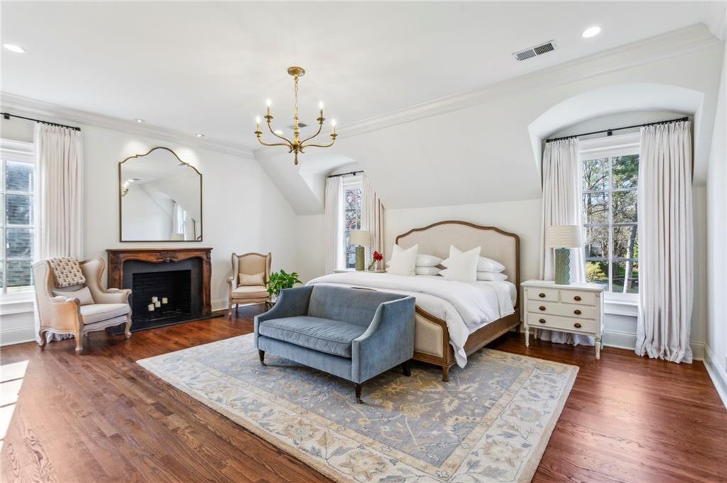 160 Peachtree Way NE