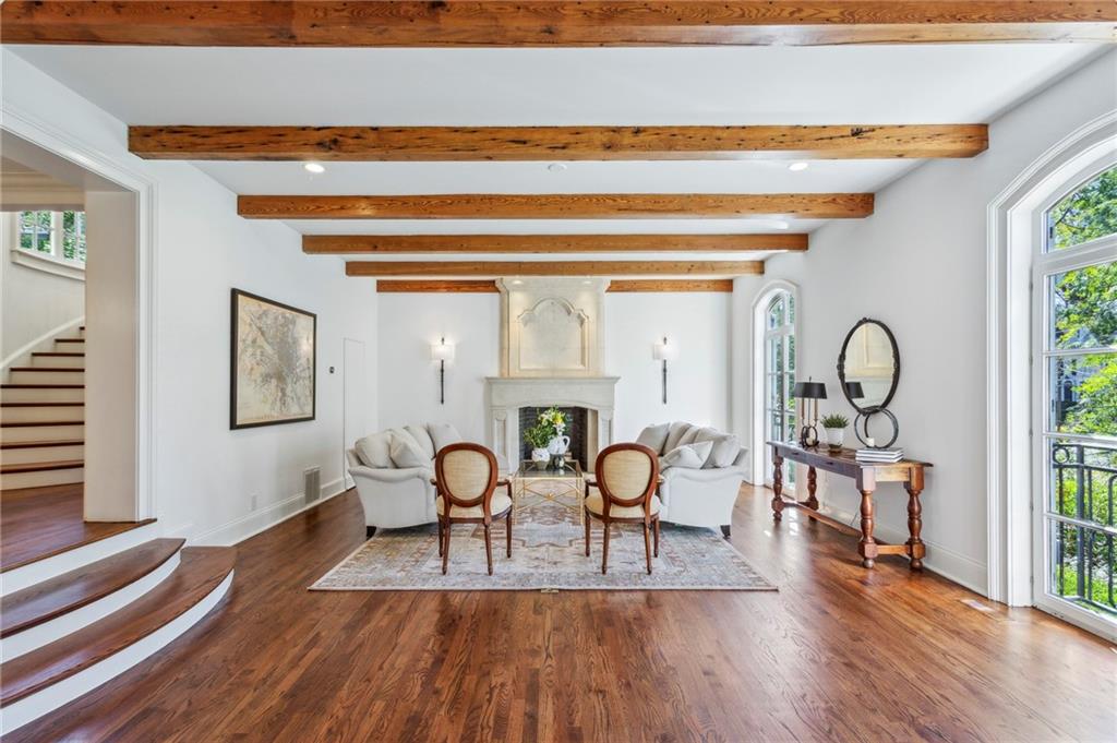 160 Peachtree Way NE