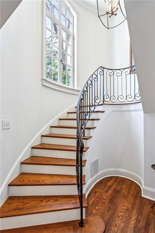 160 Peachtree Way NE