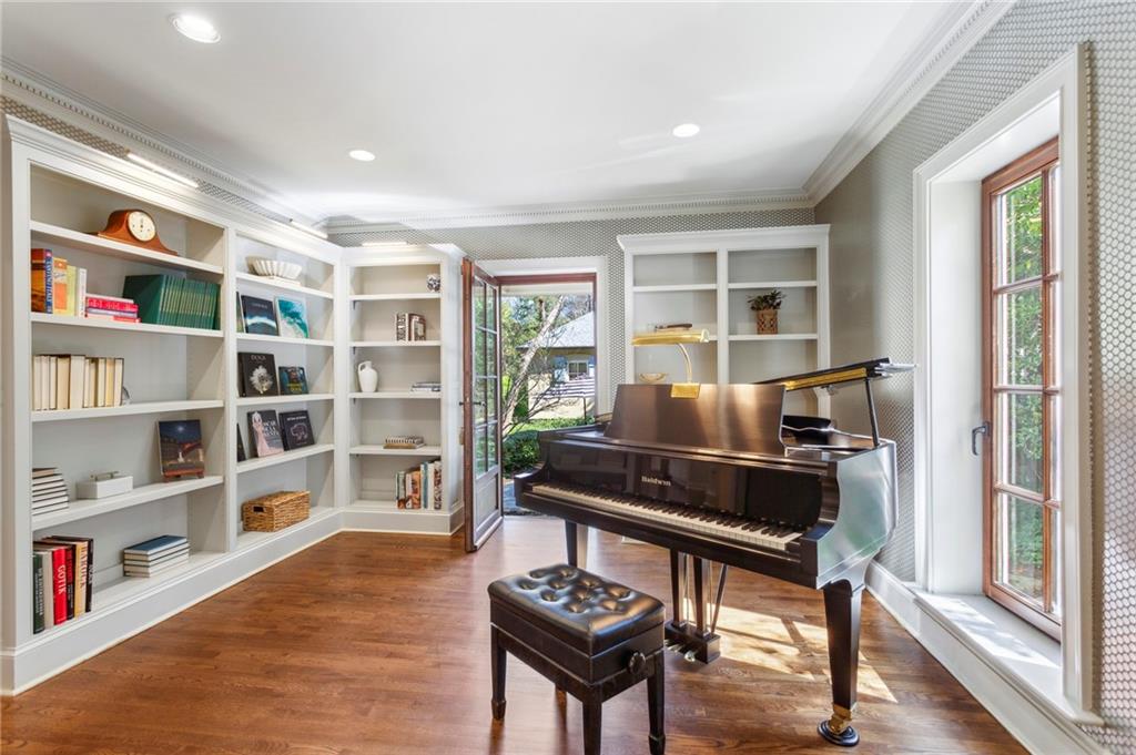 160 Peachtree Way NE