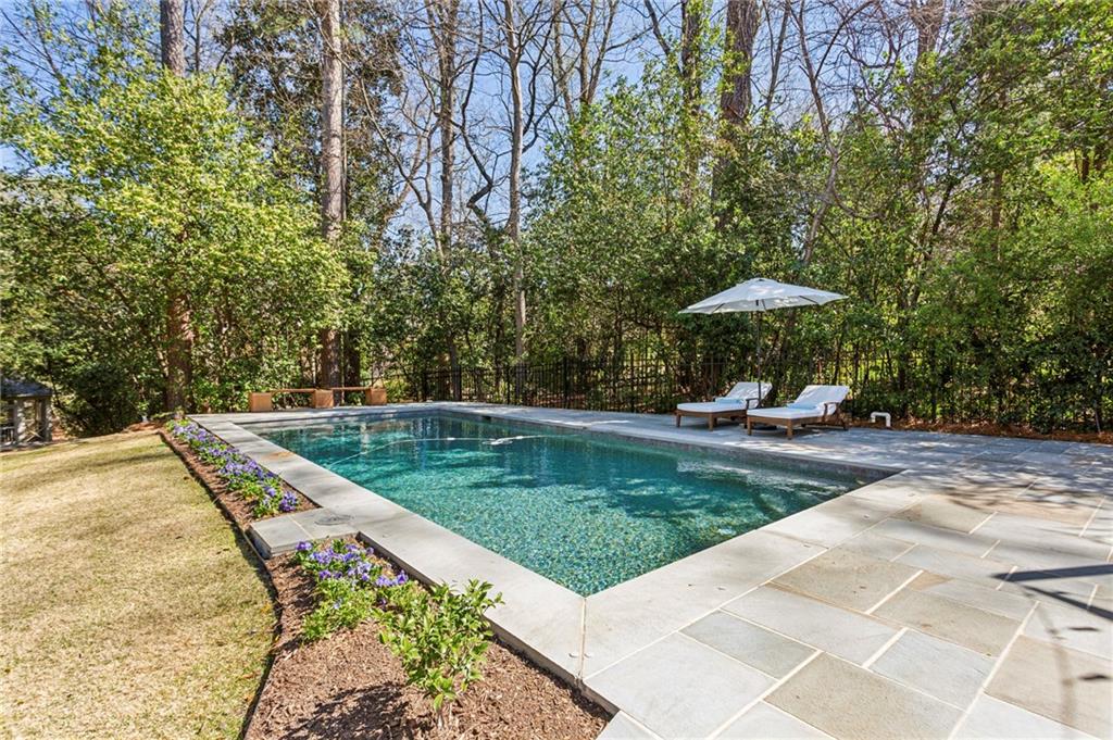 160 Peachtree Way NE