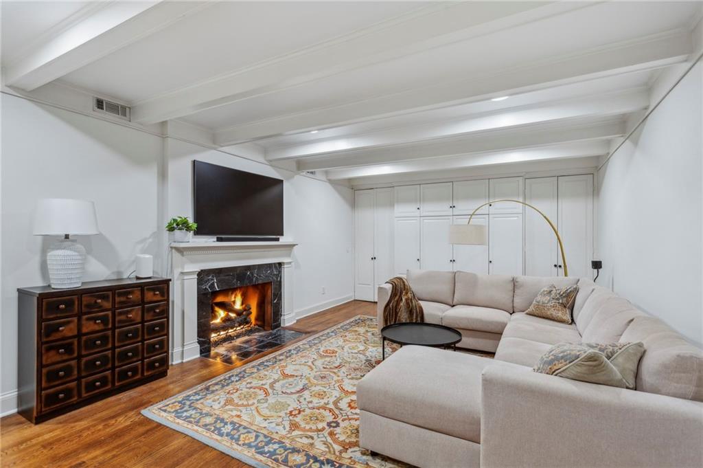 160 Peachtree Way NE