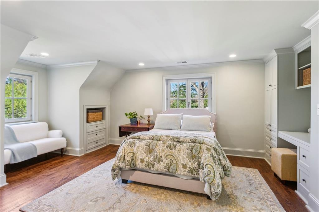 160 Peachtree Way NE