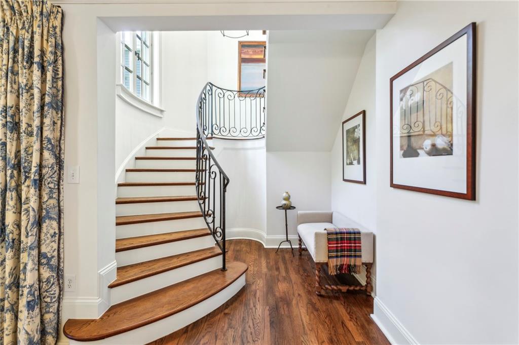 160 Peachtree Way NE