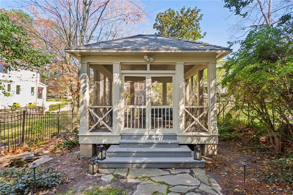 160 Peachtree Way NE