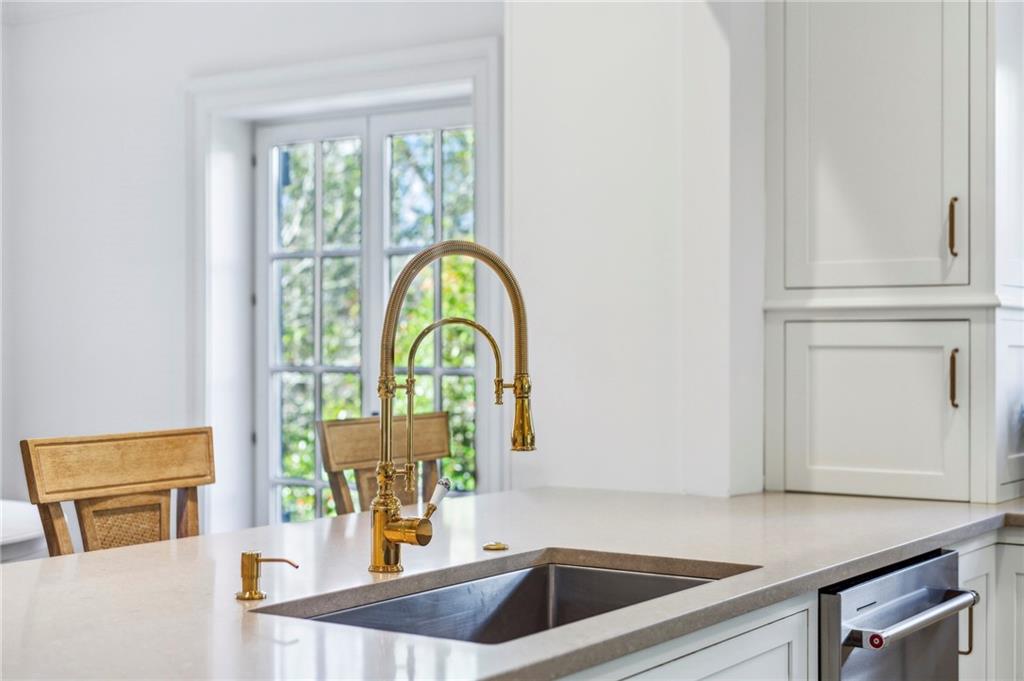 160 Peachtree Way NE