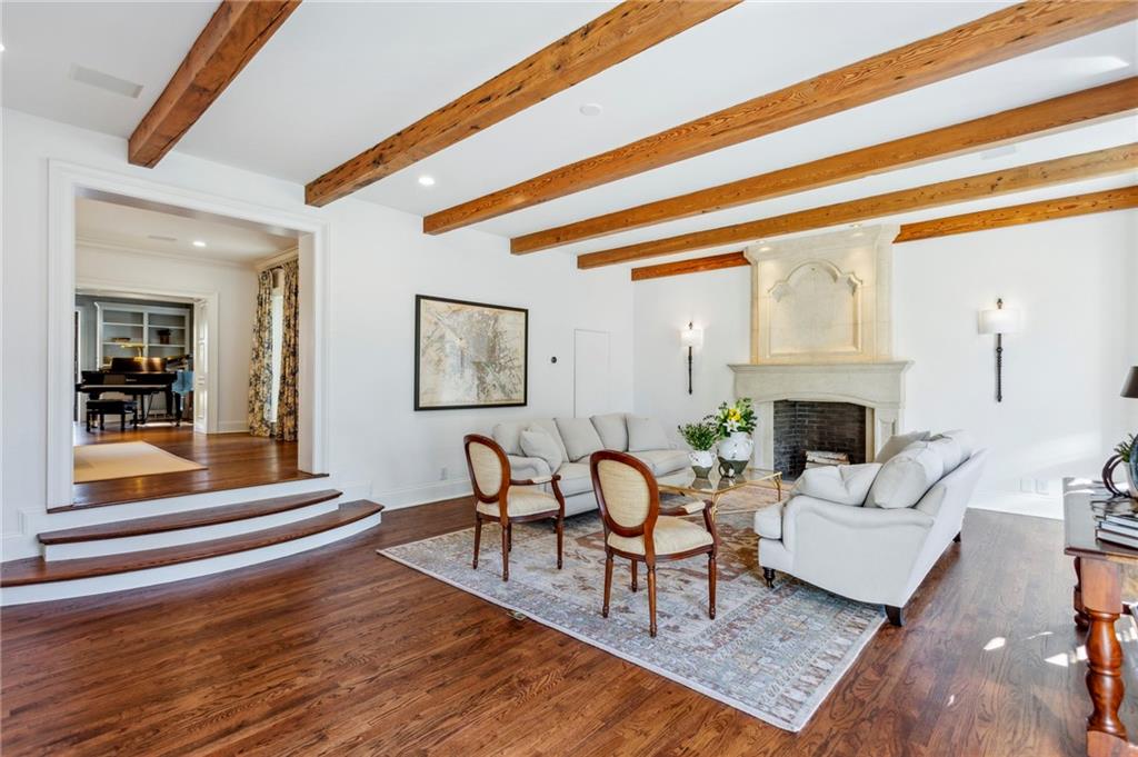 160 Peachtree Way NE