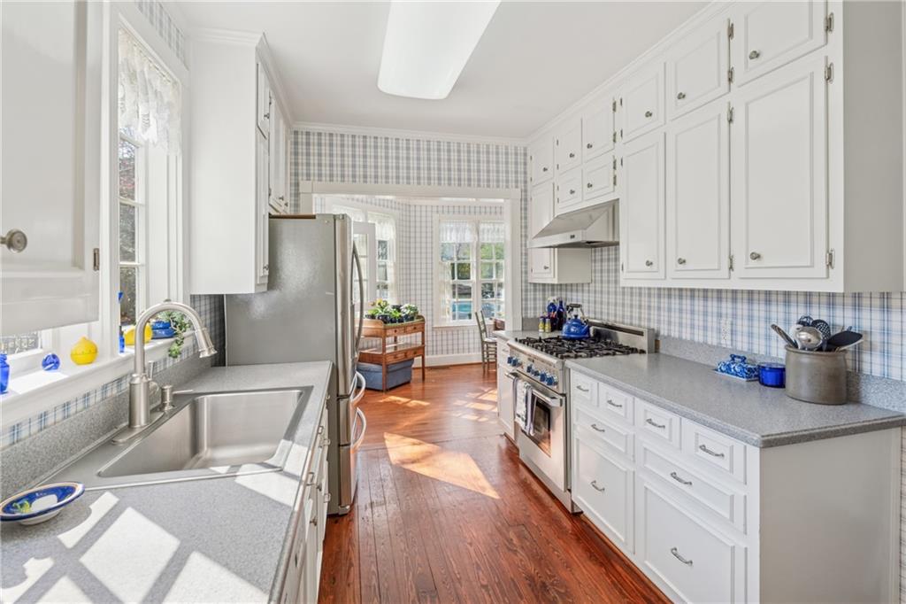 890 W Wesley Road NW