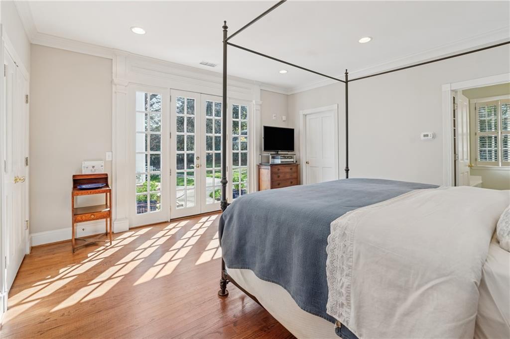 890 W Wesley Road NW