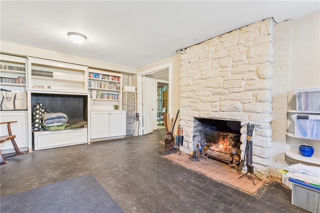 890 W Wesley Road NW