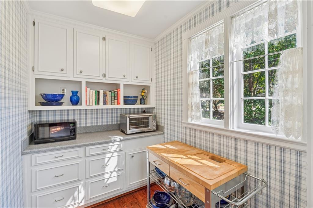 890 W Wesley Road NW