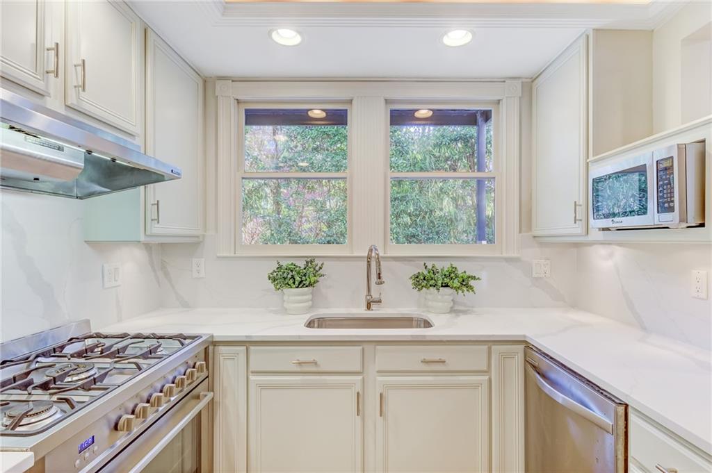 232 Westminster Drive NE