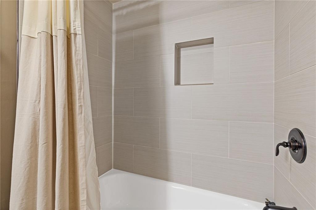 2814 Adams Oaks Lane