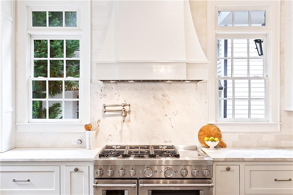 891 Glenbrook Drive NW