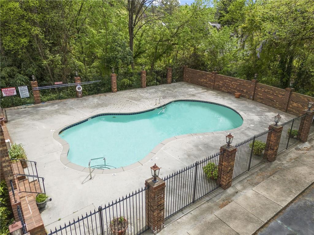 1 James River Place NE