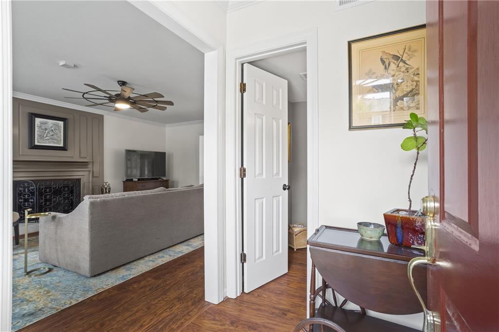 1 James River Place NE